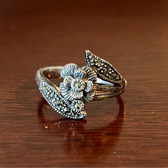 Silver ring - Picture 2 of 3